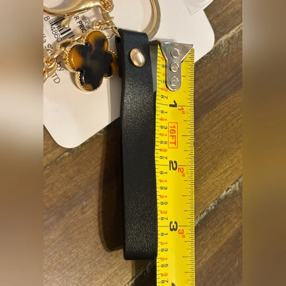 Quatrefoil Leopard Printed Keychain And Just Ximena Brushes - Picture 11 of 17